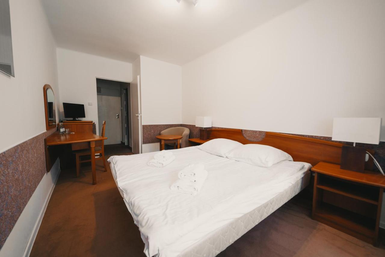 Elita Hotel & Restauracja Iwonicz-Zdroj Bagian luar foto